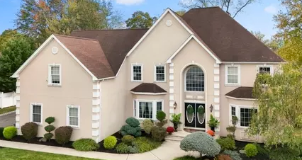 Split‑level home in Edison with seasonal landscaping and driveway