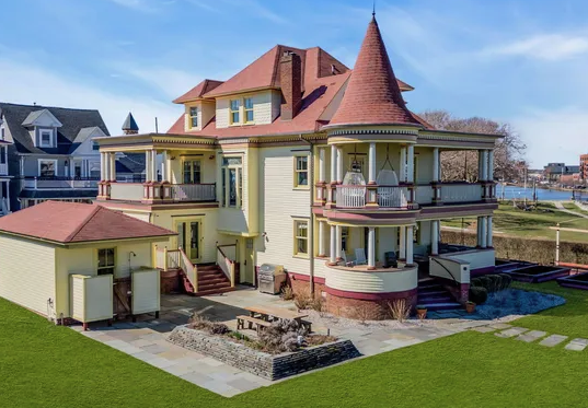 Allenhurst beachfront cottage with raised deck and ocean views