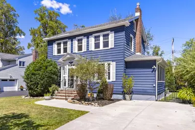 Suburban Interlaken residence with detached garage and tree‑lined street